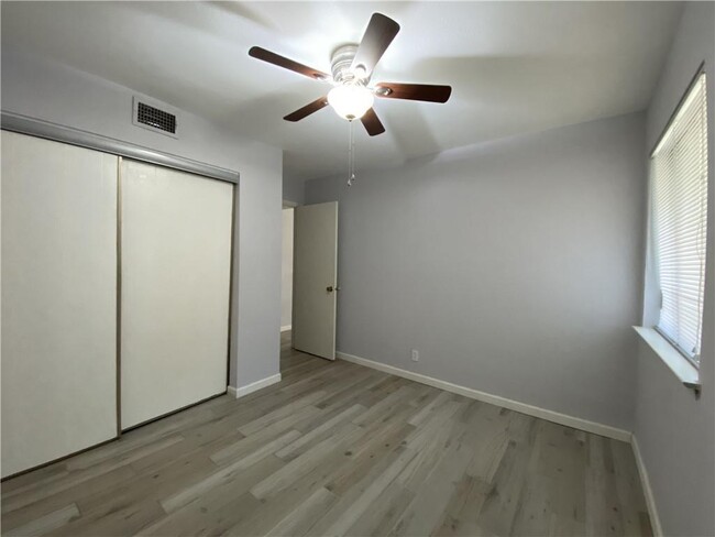 Building Photo - 1303 Barrington Dr