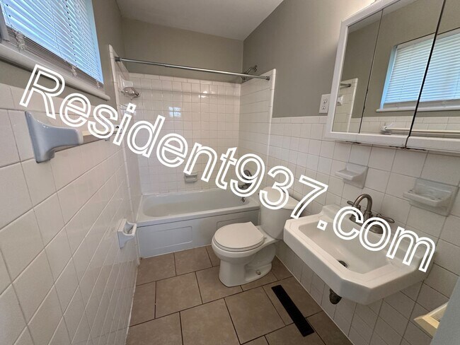 Building Photo - 3 bed 2 bath Home