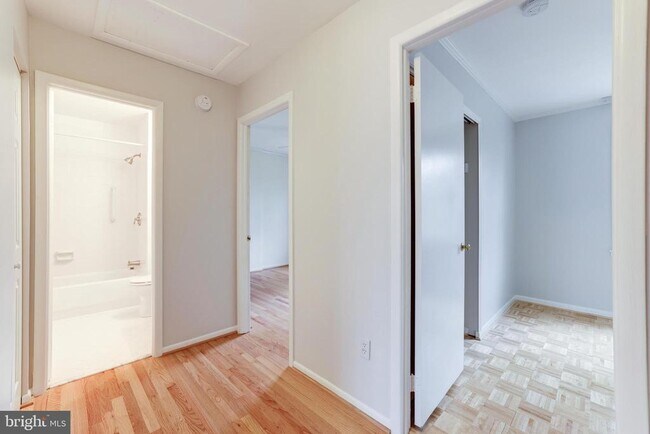 Building Photo - 9823 St Cloud Ct