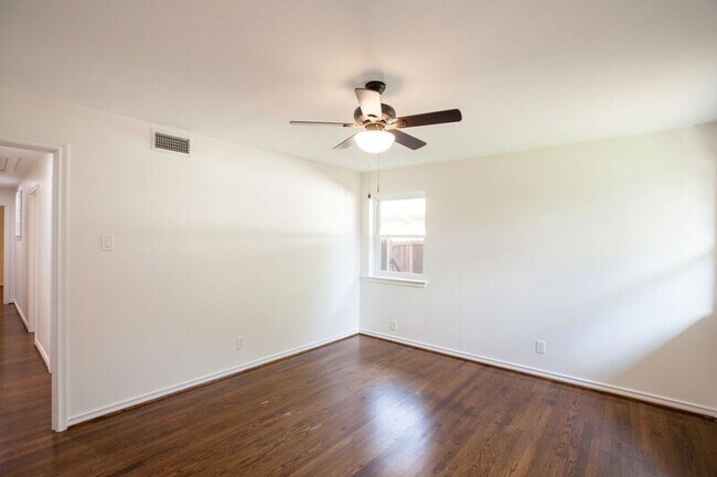 Building Photo - 10140 Shadyview Dr