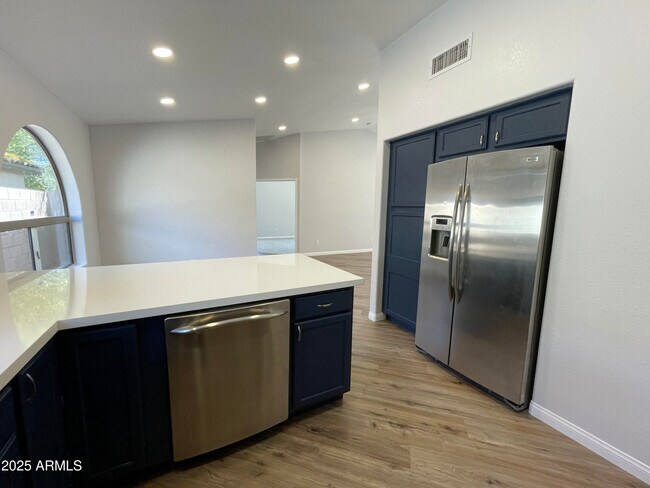 Building Photo - 841 E Lovegrass Dr