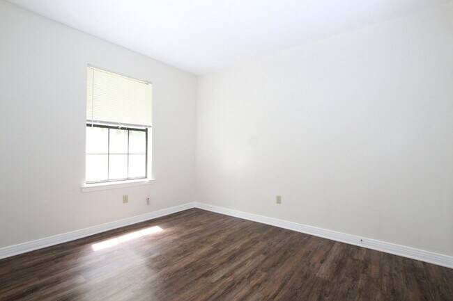 Building Photo - Spacious 2BR Apartment Near UWF! Water, Se...