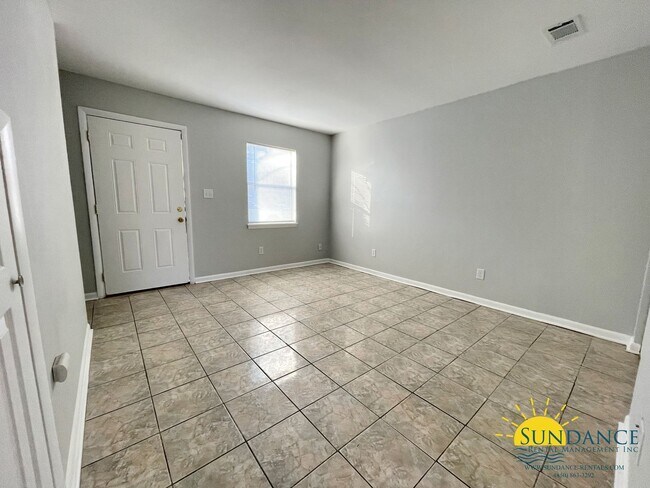 Building Photo - Great End-Unit Townhouse in Fort Walton Beach!