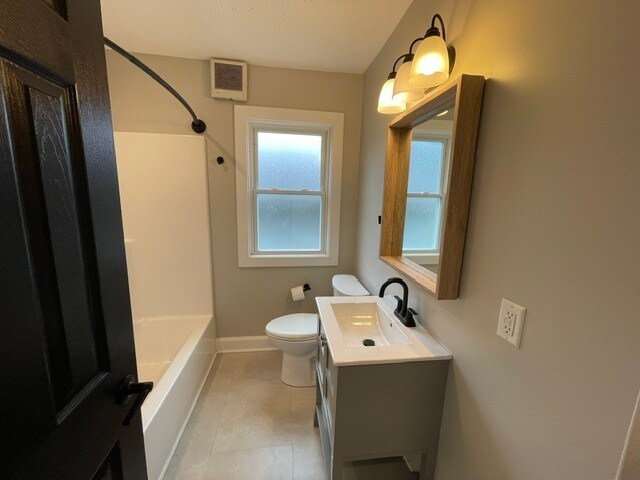 Building Photo - Gorgeous 4 bedroom