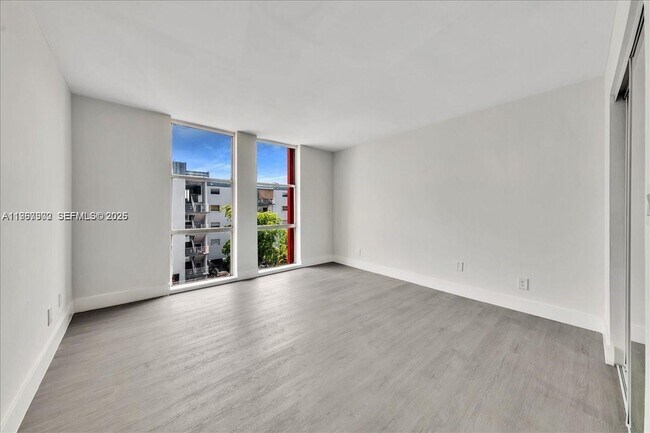 Building Photo - 1750 W 46th St