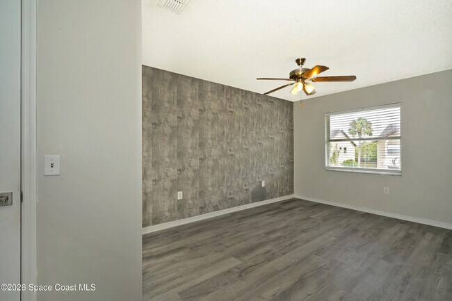 Building Photo - 240 Spring Dr