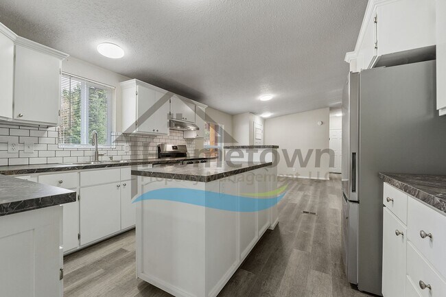 Building Photo - 3 Bedroom 2 Bathroom Home with Off-Street Parking Available in Sagle, Idaho!