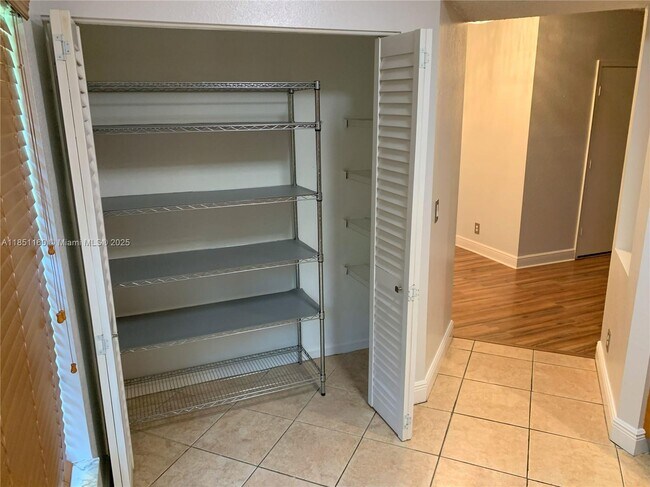 Building Photo - 10911 Jewel Box Ln