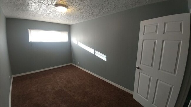 Building Photo - *Newly Refurbished ** First Month Free!