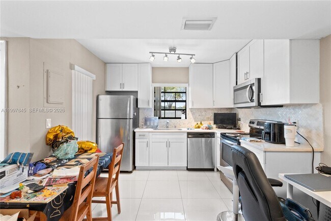 Building Photo - 6211 SW 138th Ct