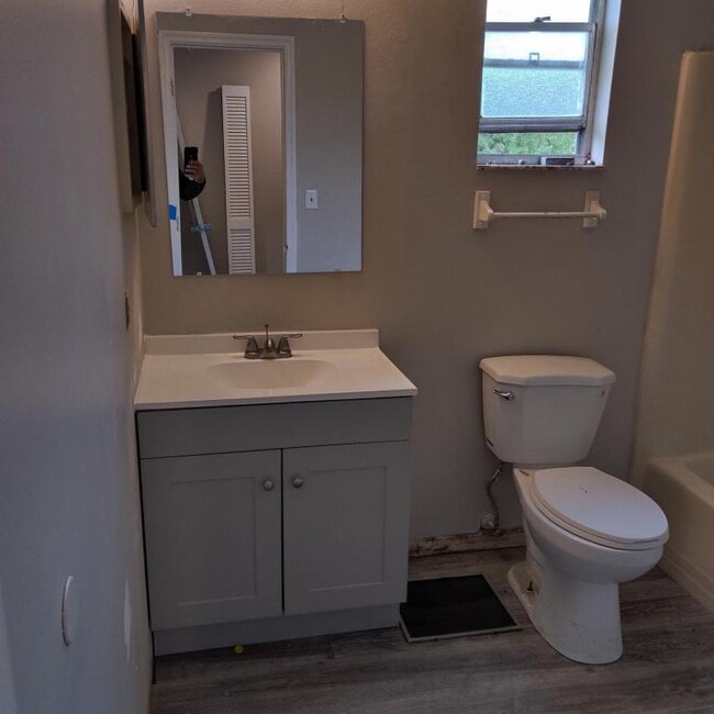 Building Photo - 722 W Columbia Ave