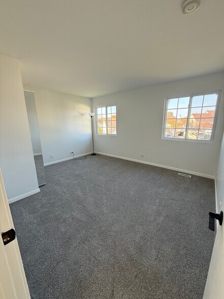 Building Photo - 921 Mesa Dr