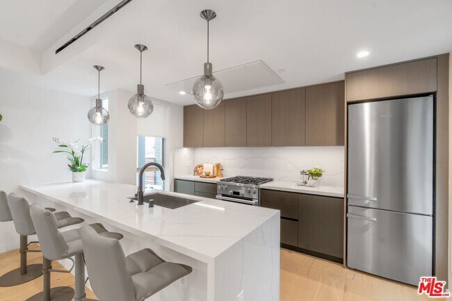 Building Photo - 855 N Detroit St