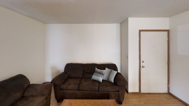 Interior Photo - 905 W Oregon