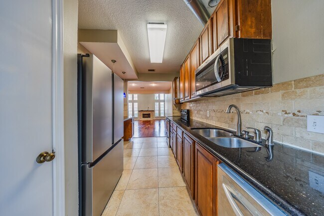 Building Photo - 1018 Memorial Village Dr