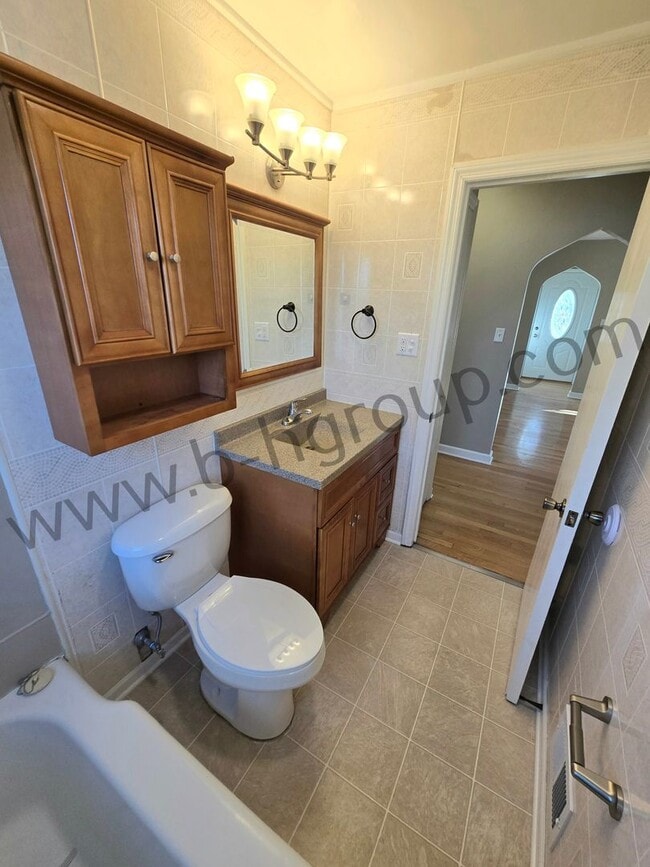 Building Photo - Great Location!