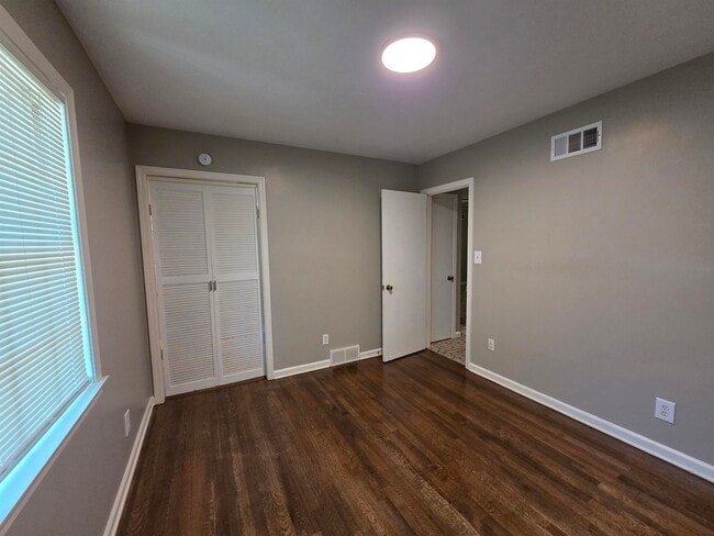 Building Photo - 4723 Wooddale Ave
