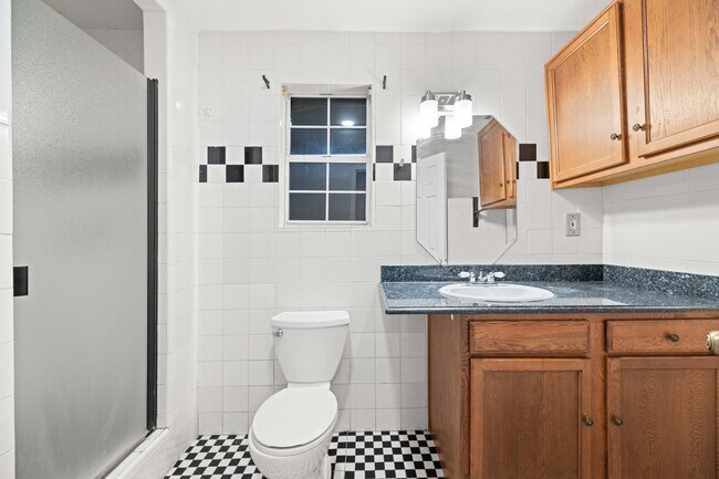 BATH 1 - 606 W Pembroke Ave