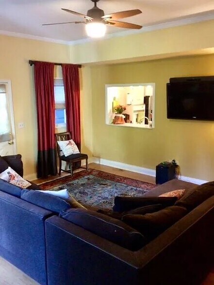 Living room - 1026 Paradrome St