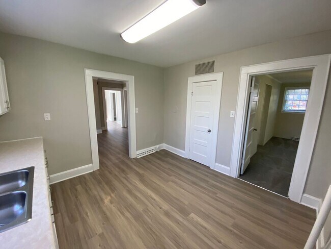 Building Photo - Very nice 4 bedroom 1 bathroom house JUST REMODLED (Spring 2022)