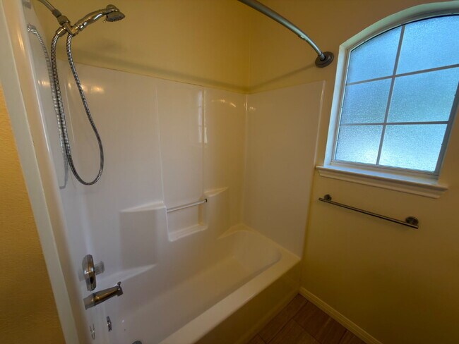 Building Photo - 3 bed 2 bath 2 car garage & pool.