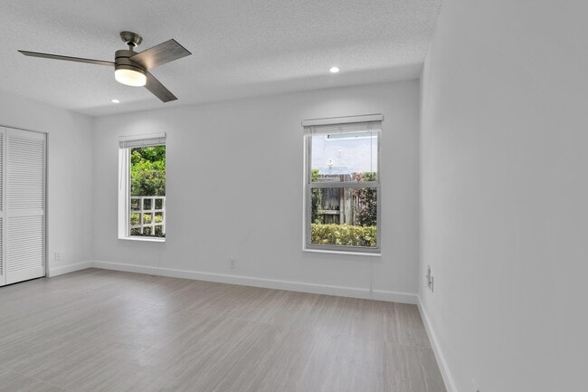 Building Photo - 908 NE 8th Ave