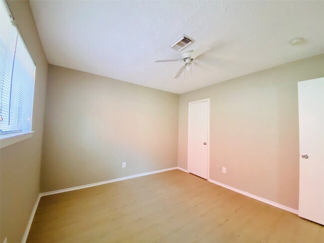 Building Photo - 3123 Sam Houston Dr