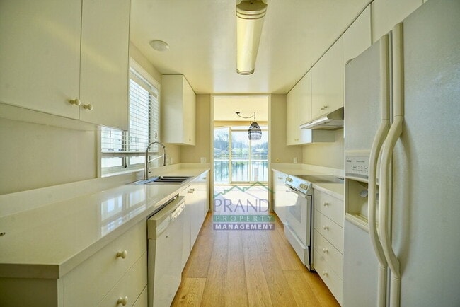 Building Photo - 5105 Shelter Bay Ave