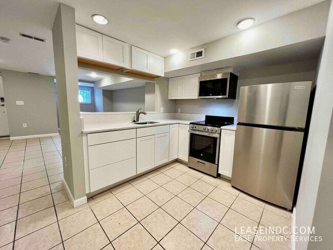 Building Photo - 1016 11th St NE