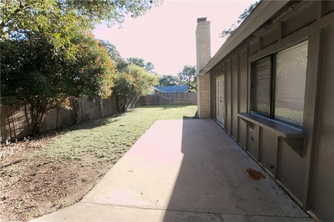 Building Photo - 4700 Running Deer Dr