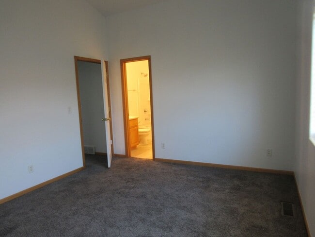 Building Photo - Gorgeous! Spacious Westside Home