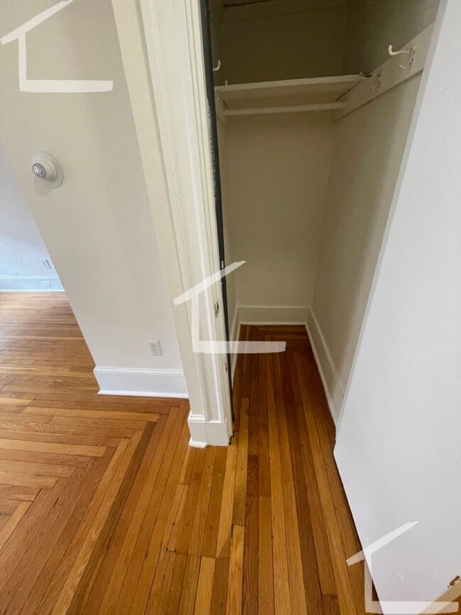 Building Photo - Large Studio Available 6/1/26