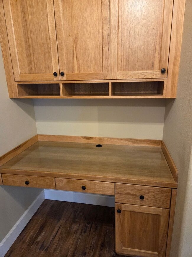 Building Photo - 2 story townhome close to trails! MOVIE IN SPECIAL