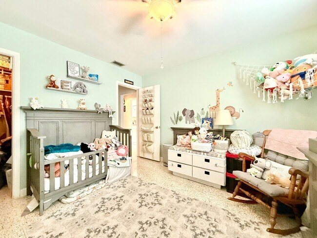 Building Photo - Bright & cozy 2bedroom 1bath home with out...