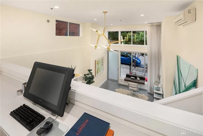 Building Photo - Stunning 2 Bed 3 Bath Home in Queen Anne