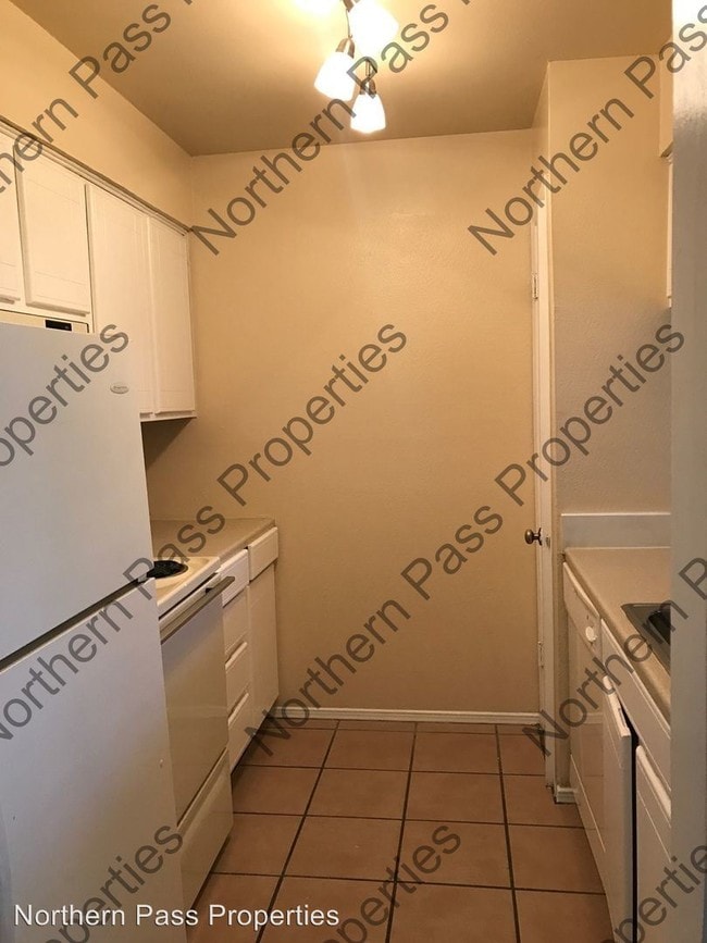 Building Photo - 200 Shadow Mountain Dr