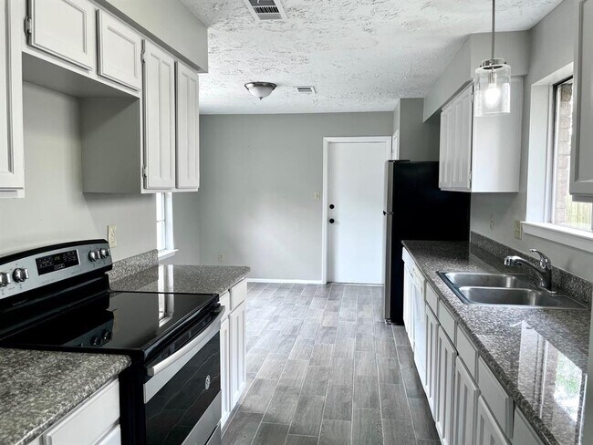 Building Photo - 10310 Oak Acres Dr