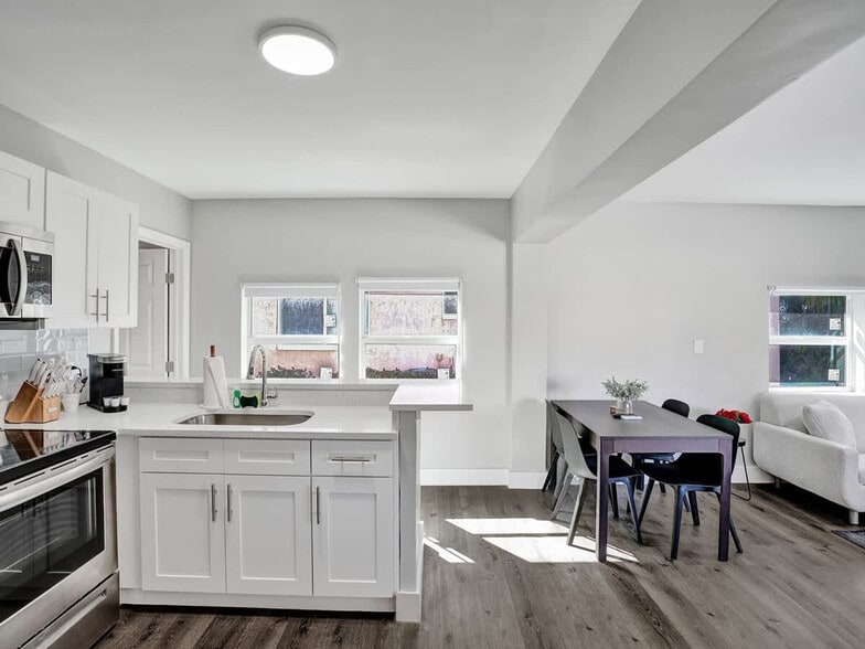 Building Photo - 3204 NE 9th St