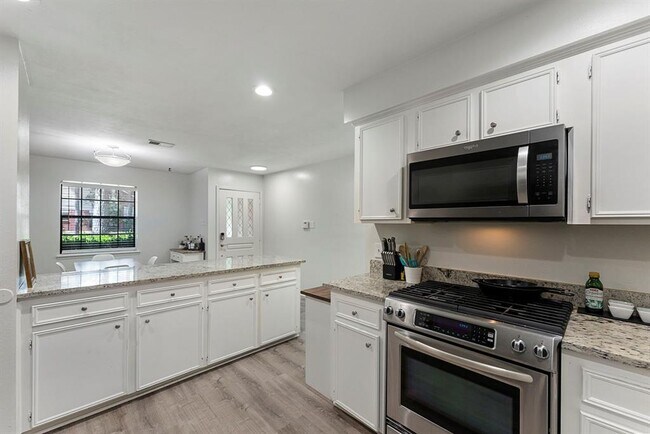 Building Photo - 8 Fallenstone Dr