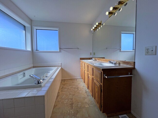 Building Photo - 1507 63rd Ave NE