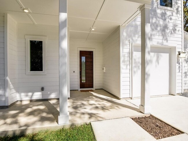 Building Photo - 402 Zennia St
