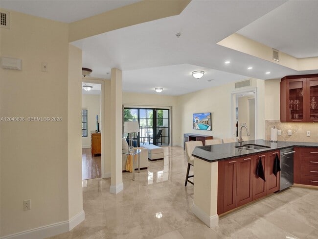 Building Photo - 2509 N Ocean Blvd
