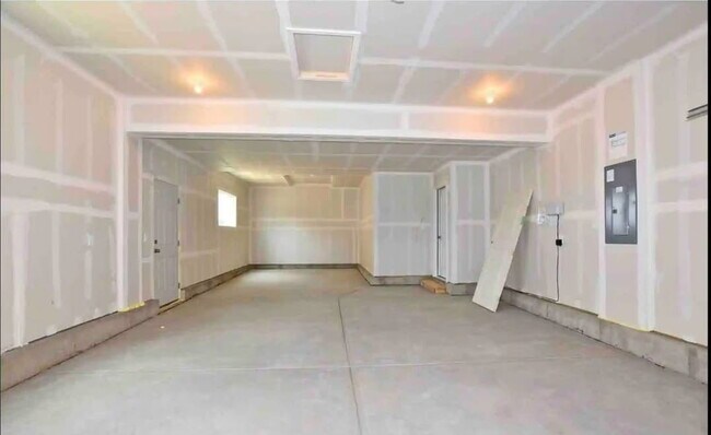 Building Photo - 262 Castle Dr