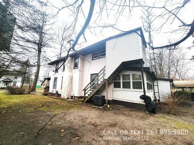 Building Photo - 206 Oak St