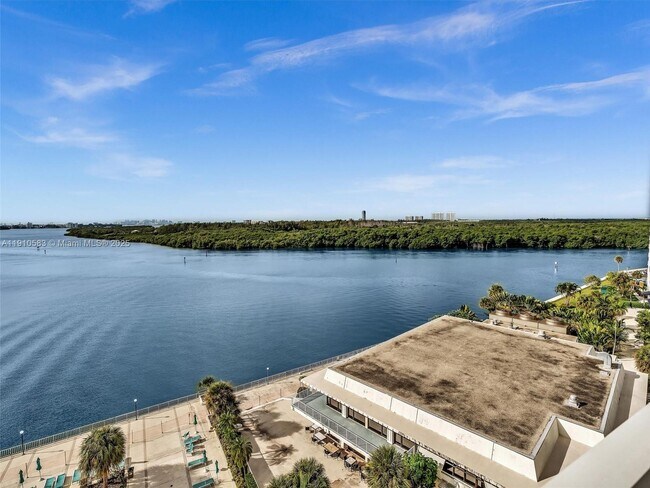 Building Photo - 300 Bayview Dr