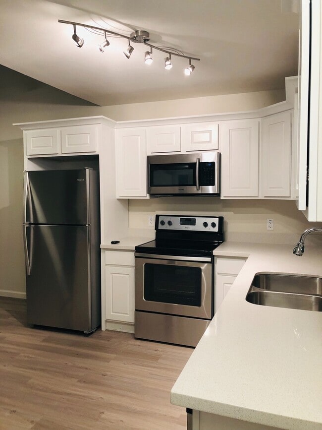 Building Photo - 2 bed 2 bath Town-home in Central Phoenix!...