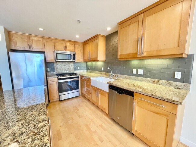 Building Photo - 1,600 sqft 2-Level SOMA 1BD+2 Bonus Rooms+ 1.5BA Loft! 2 Car Pkg! Laundry! Balcony! -PROGRESSIVE