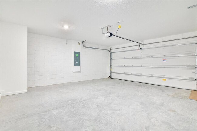 Building Photo - 2494 McKinley Dr