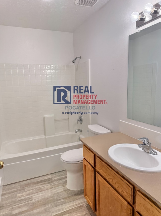 Building Photo - 3 Bedroom 1.5 Bath duplex - 1 car garage