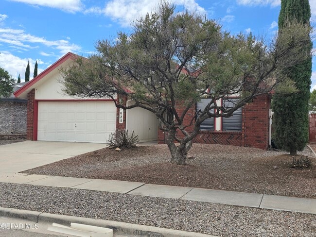Building Photo - 1025 Desierto Luna St